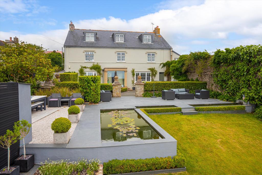 Totnes Road, Strete, Dartmouth, Devon, TQ6 5 bed detached house for