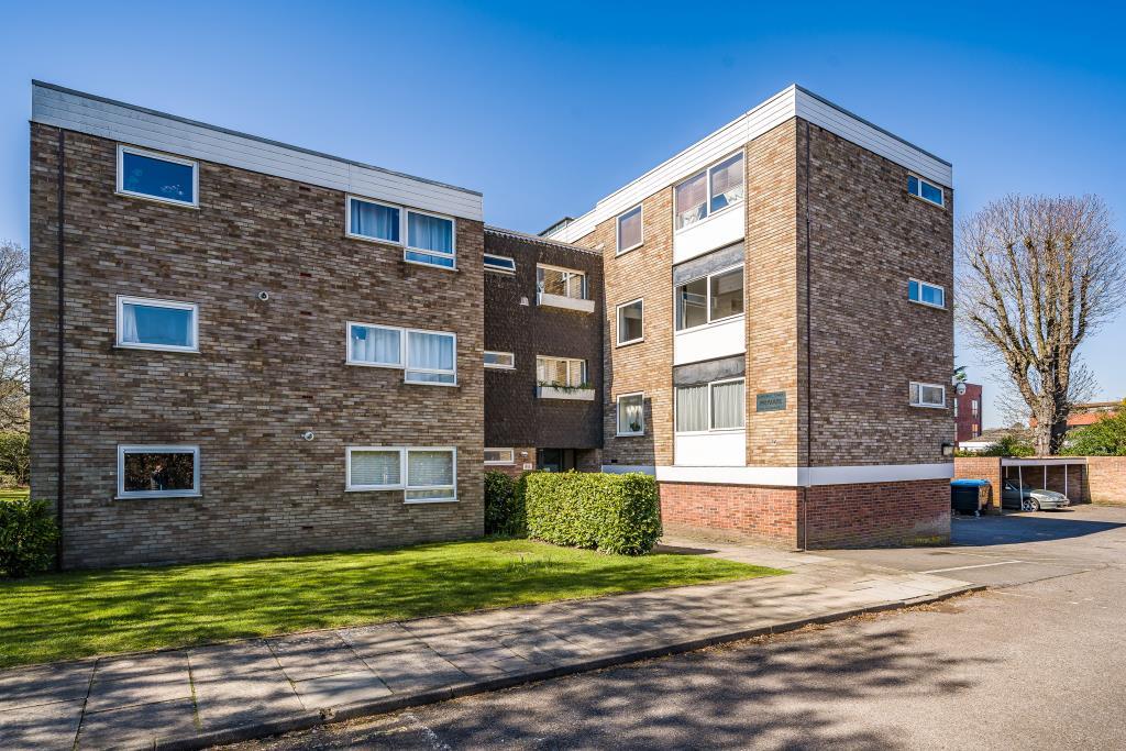 Camberley, Surrey, GU15 2 bed flat for sale £215,000