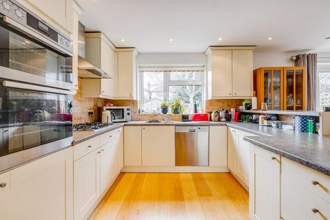 21 Cleveland Avenue, Hampton, TW12 2RD