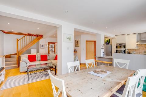 21 Cleveland Avenue, Hampton, TW12 2RD