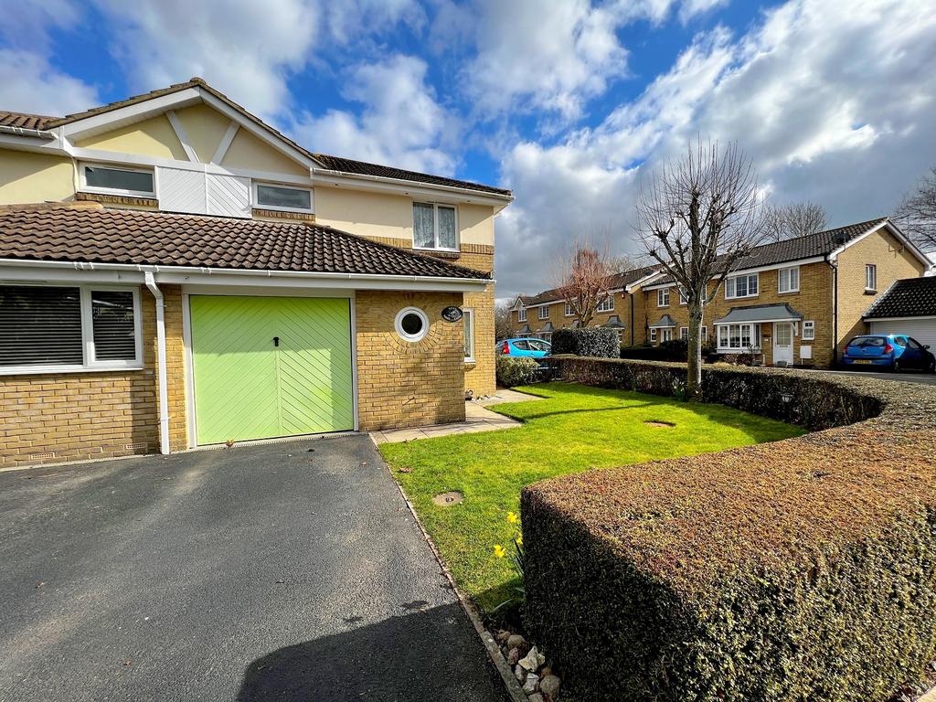 Hart Close, New Milton, Hampshire. BH25 5GL 3 bed semidetached house
