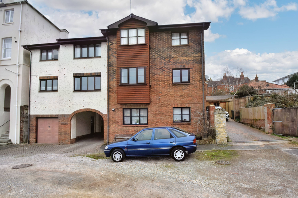 Lind Place, Ryde PO33 1 bed flat £625 pcm (£144 pw)
