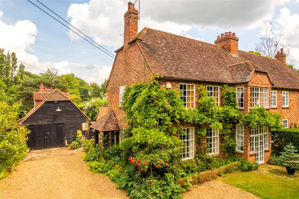 Salford Road, Aspley Guise, Bedfordshire, MK17 4 bed semidetached