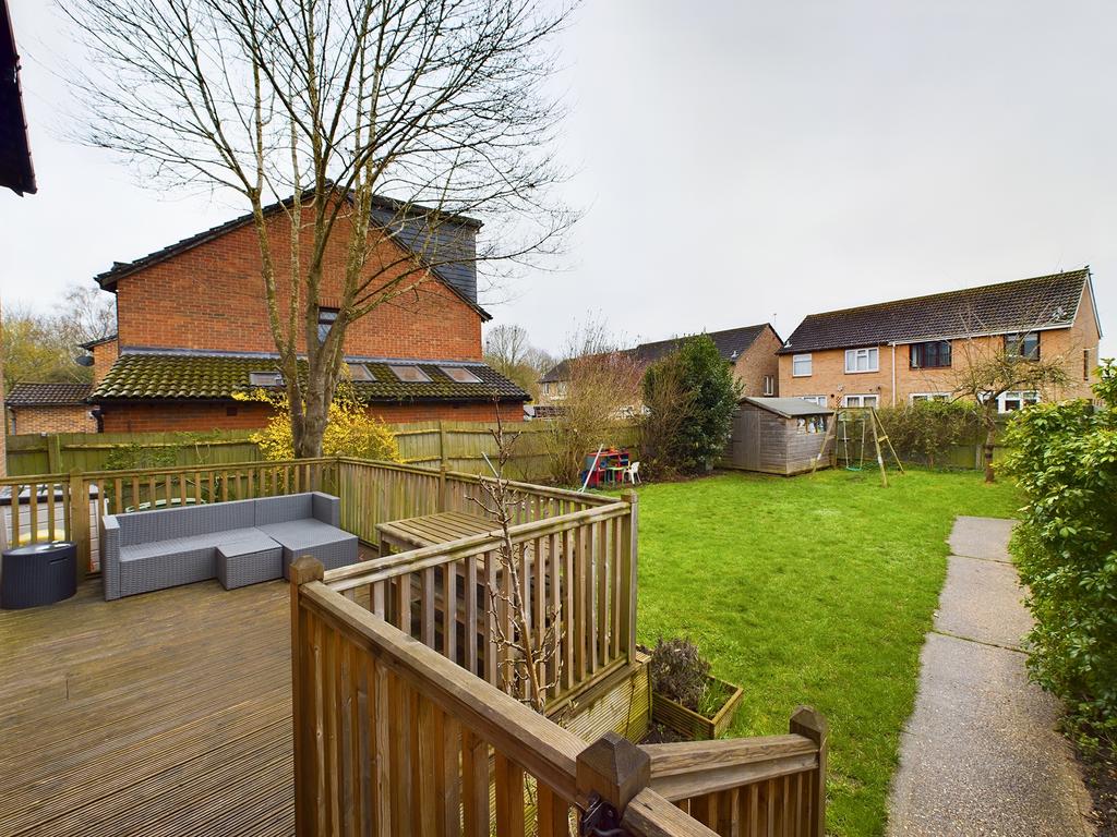 Sweet Briar Drive, Calcot, Reading, RG31 3 bed end of terrace house £