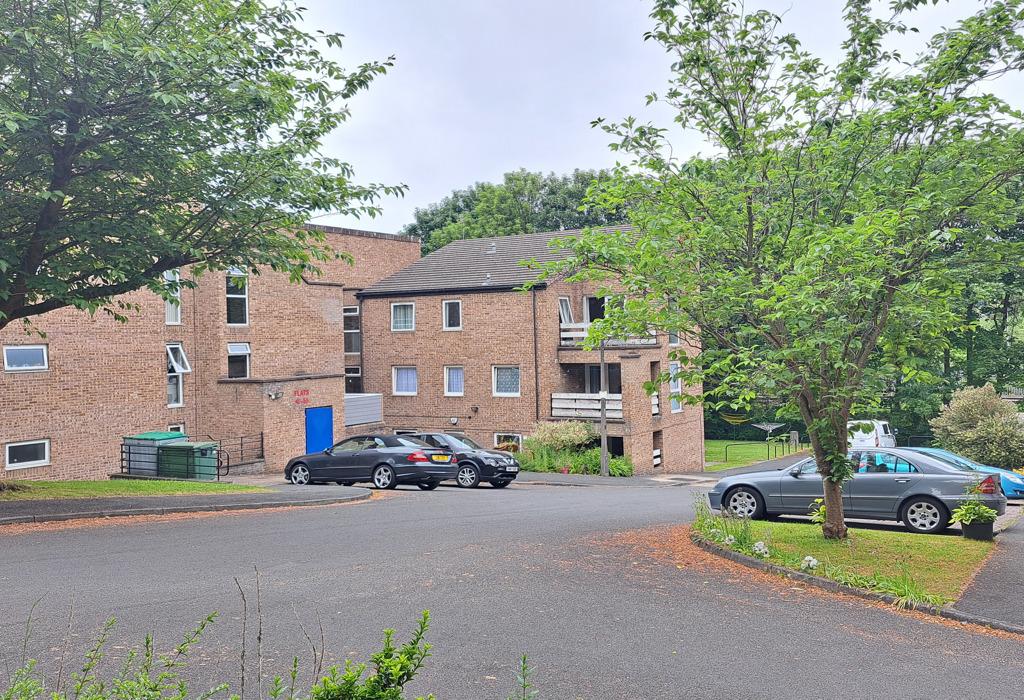 Frizley Gardens, Frizinghall, Bradford, West Yorkshire 2 bed flat for