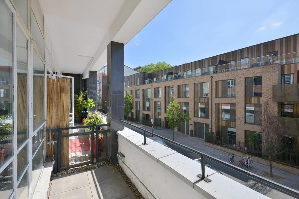 Bunhill Row, London, EC1Y 2 bed flat - £2,500 pcm (£577 pw)