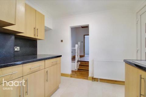 4 bedroom flat to rent, Broadway, Grays