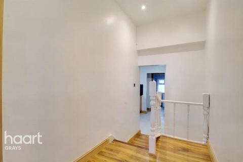 4 bedroom flat to rent, Broadway, Grays