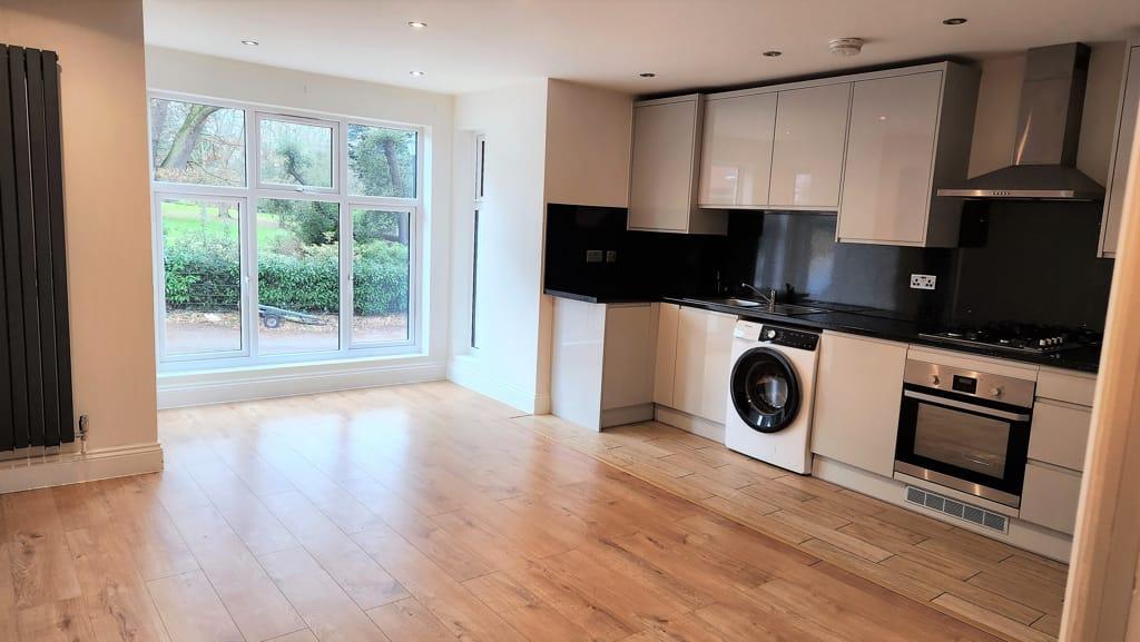 Upton Park, Slough SL1 3 bed flat £1,500 pcm (£346 pw)