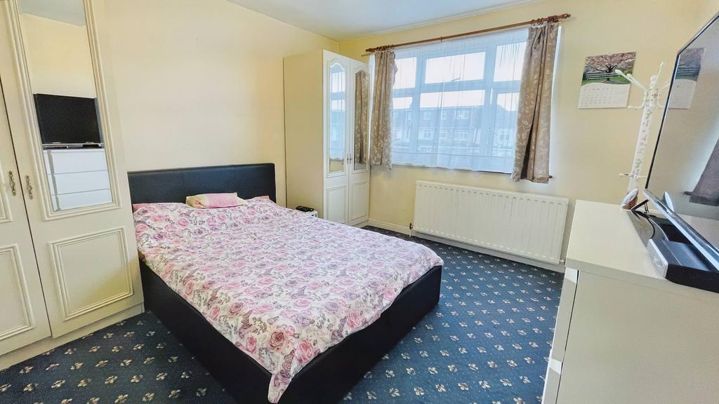Byron Avenue, Kingsbury London NW9 1 bed bedsit £800 pcm (£185 pw)