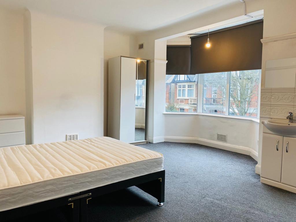 Whitehall Gardens, London, W3 1 bed in a house share £1,100 pcm (£254 pw)