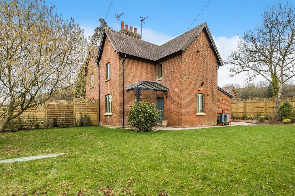 Barrow Green Road, Oxted, Surrey, RH8 2 bed semidetached house to rent