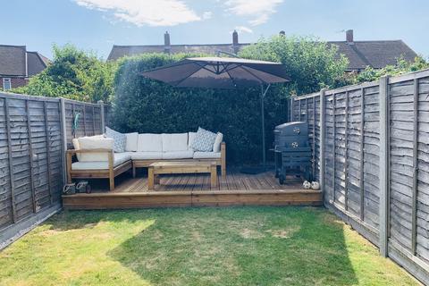 3 bedroom maisonette for sale - Fullers Way South, Chessington, Surrey. KT9 1HA