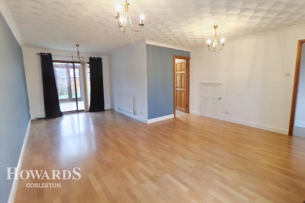Potters Drive, Hopton 3 bed detached house £240,000
