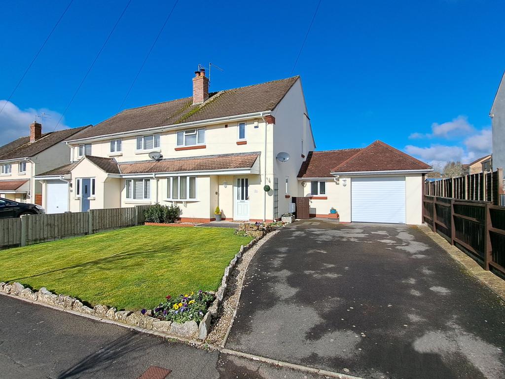 Roe Avenue, Houndstone, Yeovil, Somerset, BA22 2 bed semidetached
