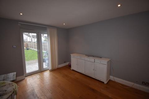 2 bedroom bungalow to rent - Southsea Avenue, Leigh-On-Sea