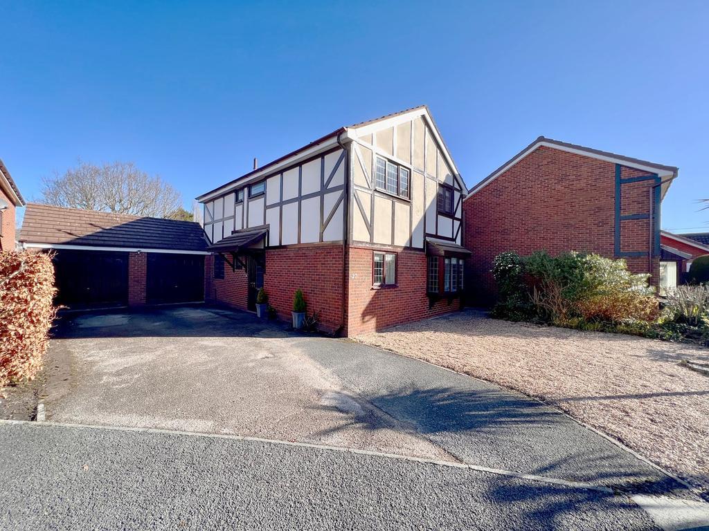 Sandringham Park Drive, New Longton, Preston, PR4 4 bed detached house