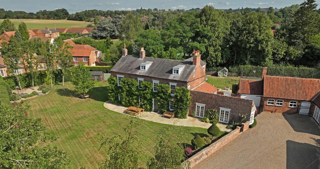 Orchard House, Epperstone Road, Oxton, Nottinghamshire, NG25 0SQ 5 bed detached house £3,300