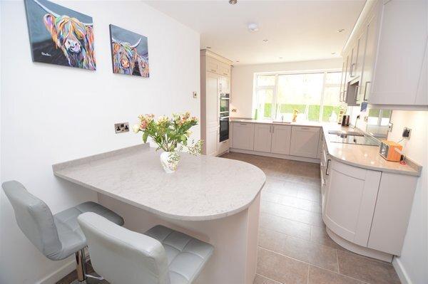 Breakfast/kitchen