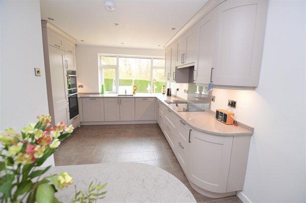 Breakfast/kitchen