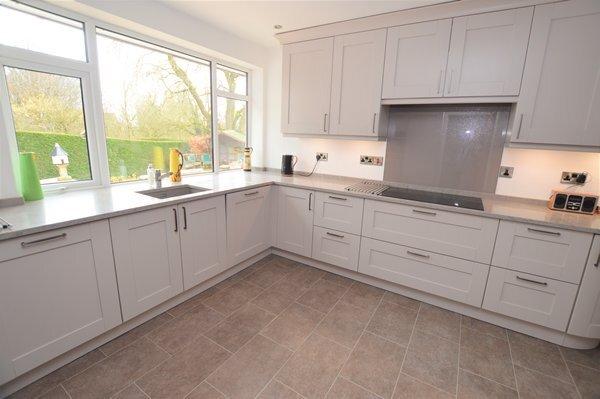 Breakfast/kitchen