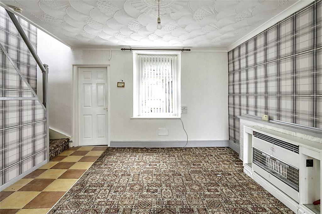 Lon Hir, Alltwen, Pontardawe, Swansea, SA8 3 bed terraced house £110,000