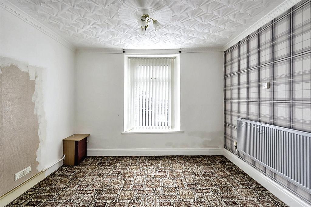 Lon Hir, Alltwen, Pontardawe, Swansea, SA8 3 bed terraced house £110,000