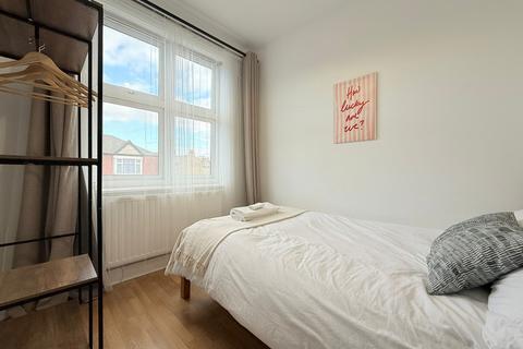 2 bedroom flat to rent, Ealing Park Mansions, London, W5