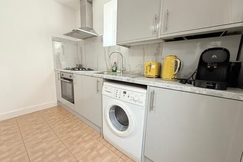 2 bedroom flat to rent, Ealing Park Mansions, London, W5