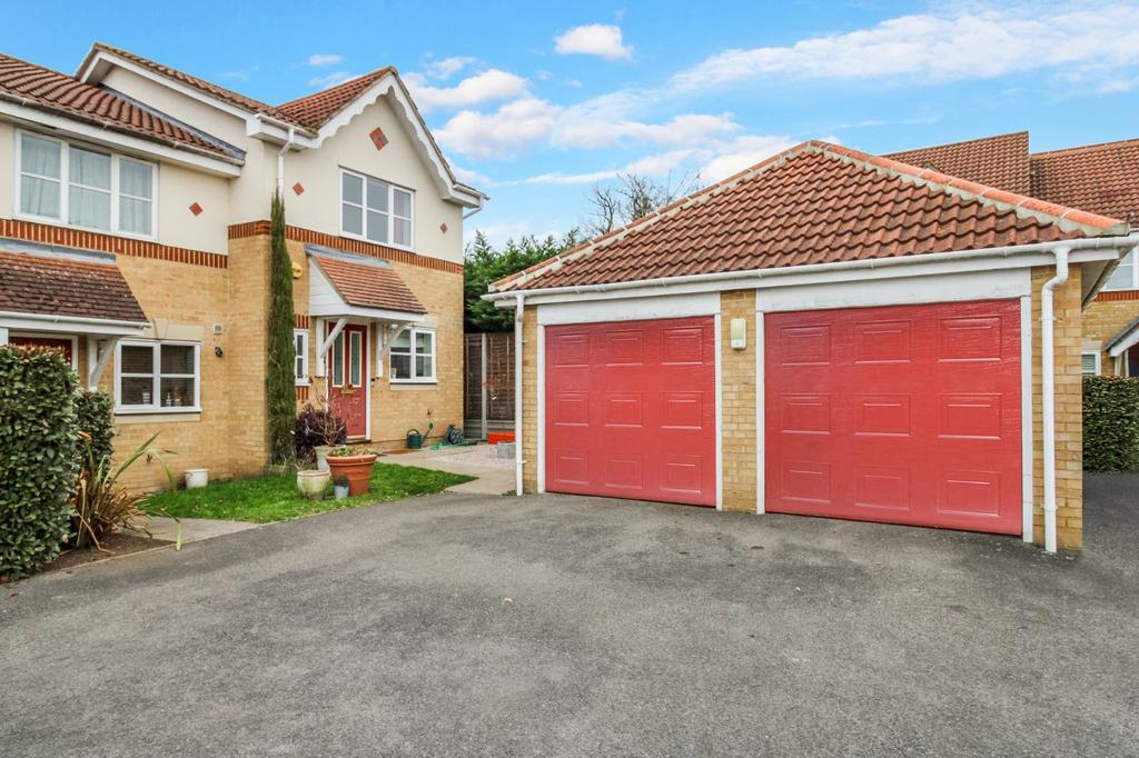 Clarendon Gate, Ottershaw, Chertsey, Surrey, KT16 2 bed house £1,895