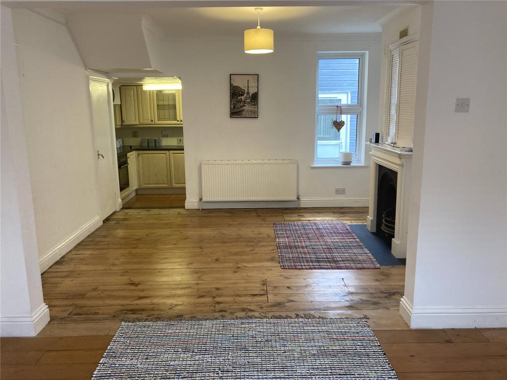 Essex Road, Longfield, Kent, DA3 3 bed semidetached house £1,500 pcm