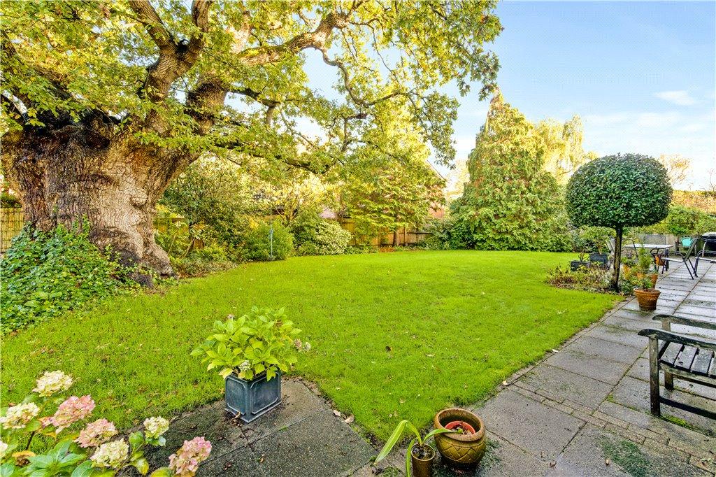 Horseshoe Drive, Romsey, Hampshire 5 bed detached house £800,000