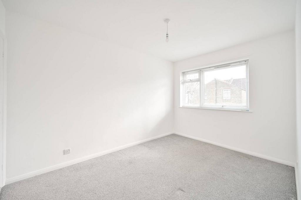 Newborough Green, New Malden, KT3 3 bed semidetached house £2,000