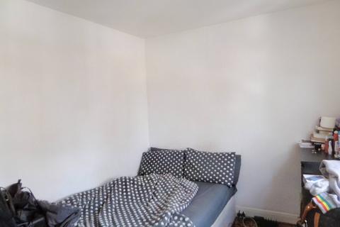 2 bedroom flat for sale, Selhurst Road, London SE25