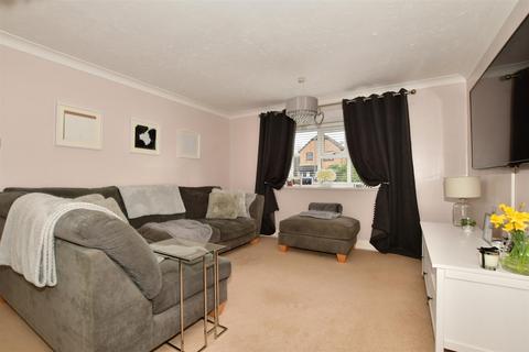 59 Coombe Close, Snodland, ME6 5HZ