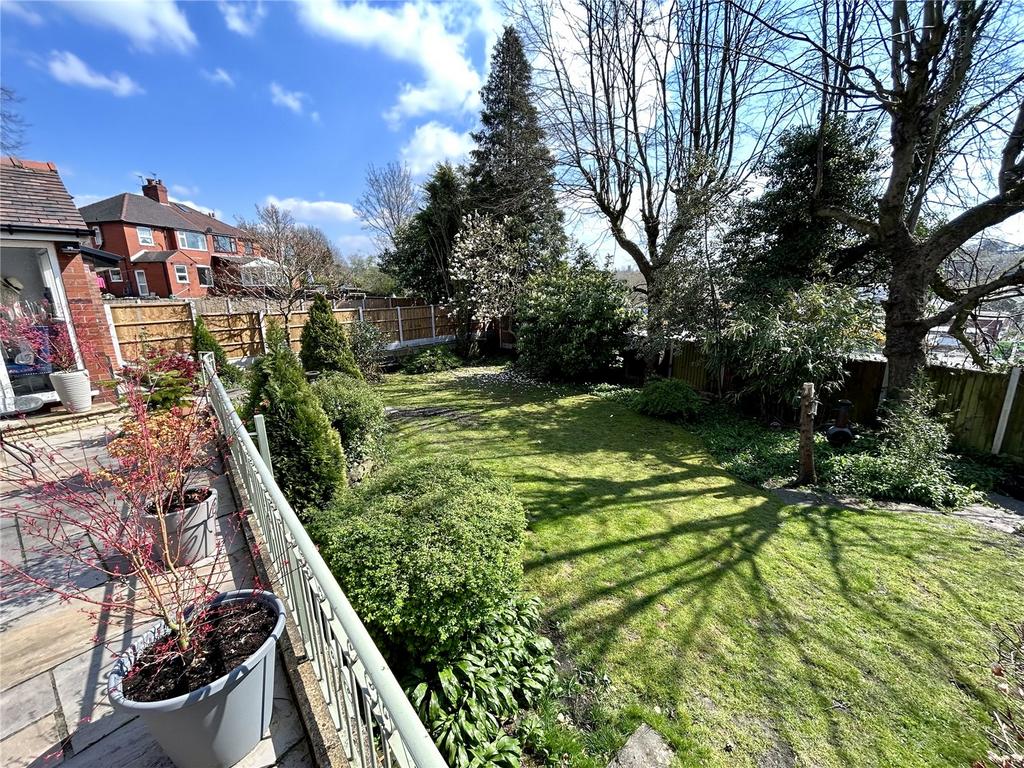 Brookfield Grove, AshtonunderLyne, Greater Manchester, OL6 3 bed semi