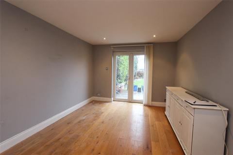 2 bedroom bungalow to rent - Southsea Avenue, Leigh-on-Sea, Essex, SS9