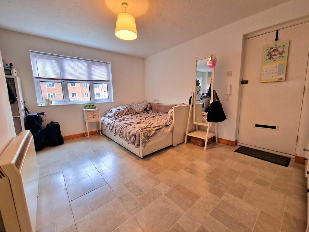 Nutfield Court, Maybush Studio £625 pcm (£144 pw)