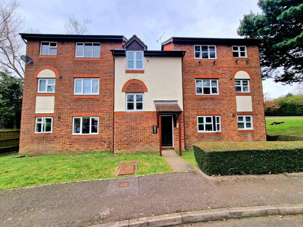 Nutfield Court, Maybush Studio to rent £725 pcm (£167 pw)