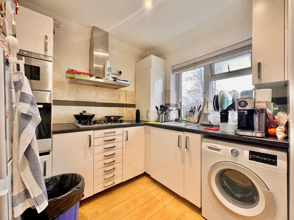 Morden Hall Road, Morden, SM4 3 bed flat £2,200 pcm (£508 pw)