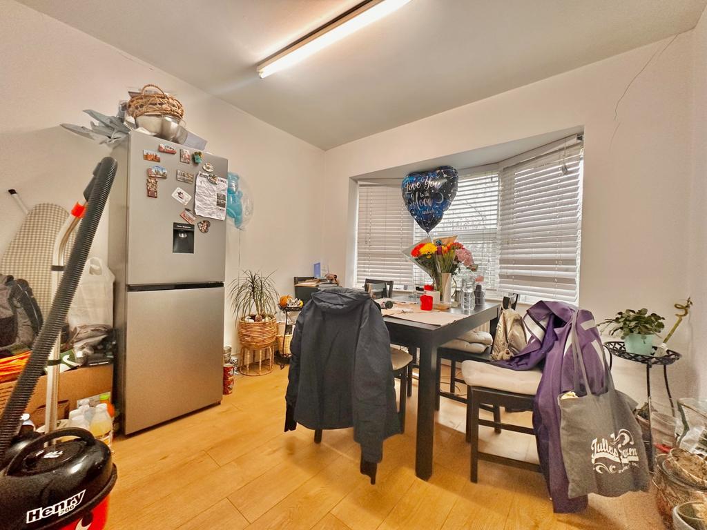 Morden Hall Road, Morden, SM4 3 bed flat £2,200 pcm (£508 pw)