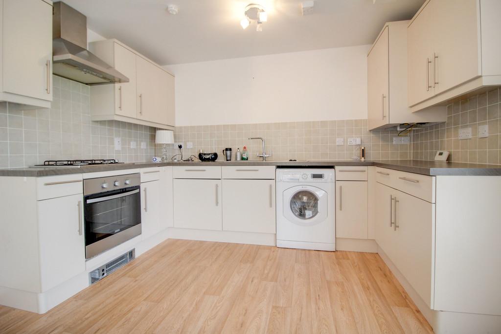 Truscott Avenue, Redhouse, Swindon 2 bed apartment £900 pcm (£208 pw)