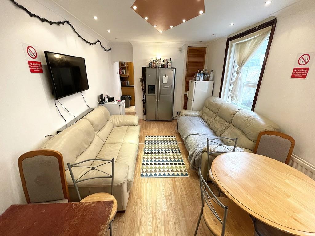 Auckland Road East, Southsea 6 bed end of terrace house £2,700 pcm (£623 pw)