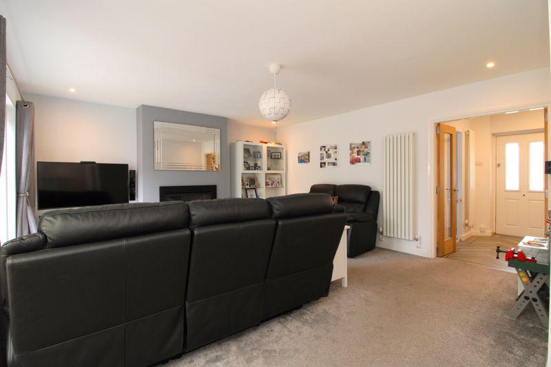 Elmdale Drive, Aldridge, WS9 8LQ 3 bed semidetached house £330,000