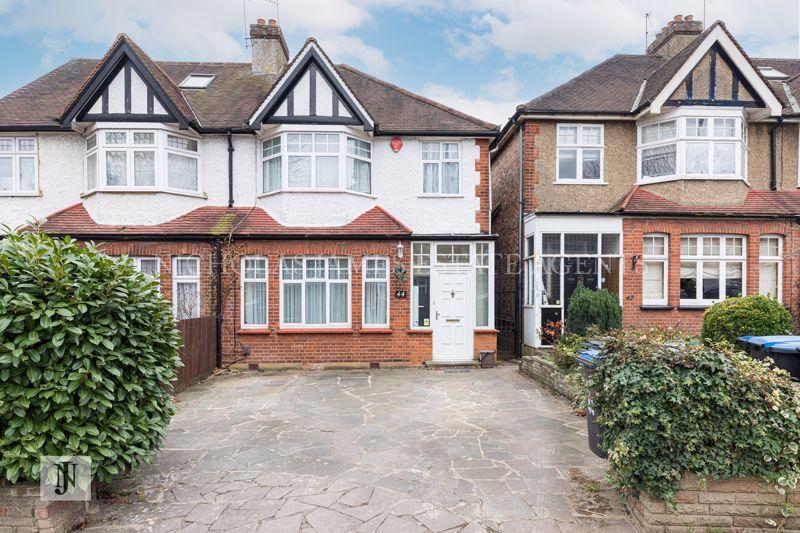 Avenue Road, Southgate, London N14 3 bed semidetached house £2,600 pcm (£600 pw)