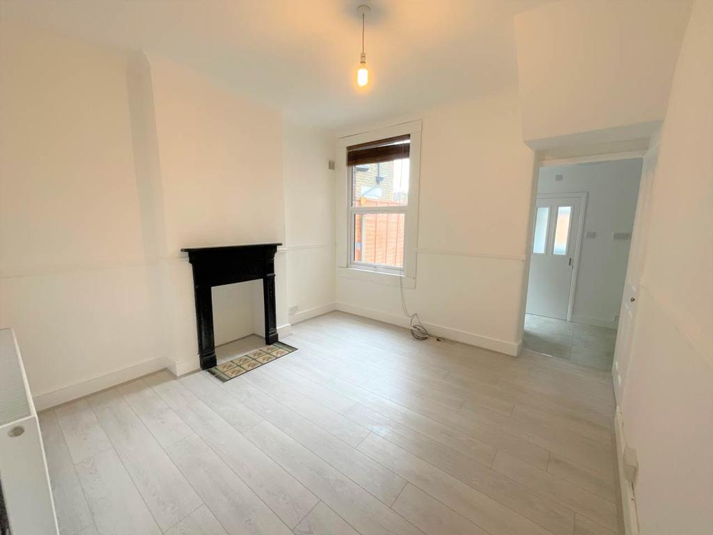 Winchester Road, Chingford, London 1 bed flat £1,300 pcm (£300 pw)