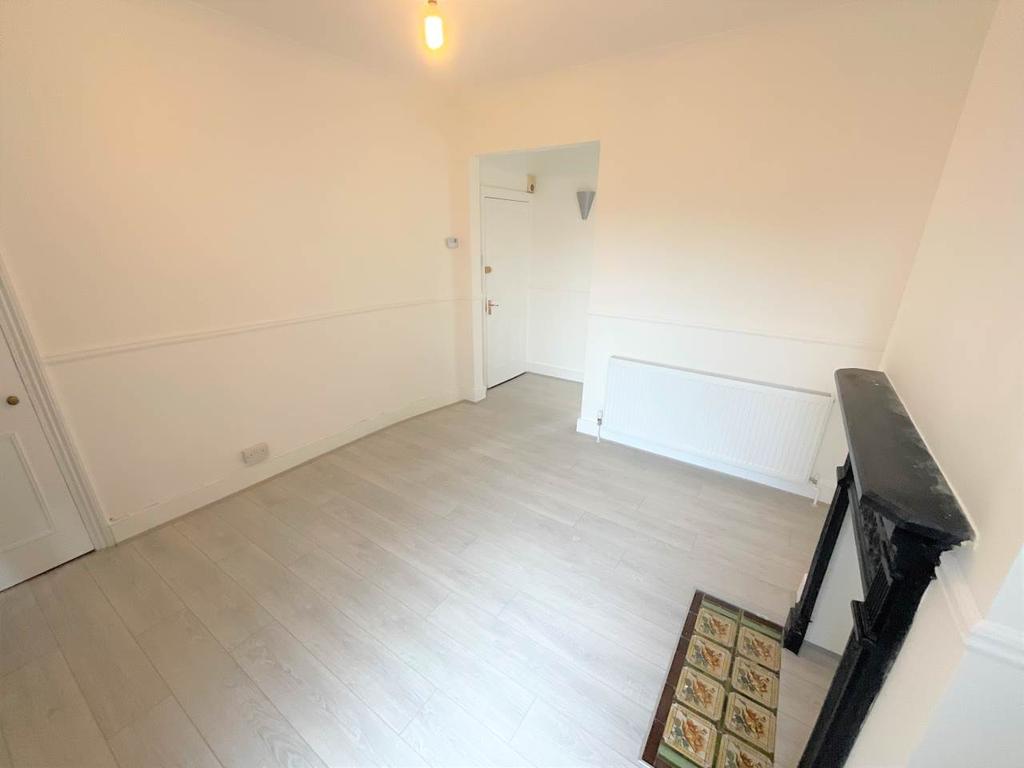 Winchester Road, Chingford, London 1 bed flat £1,300 pcm (£300 pw)