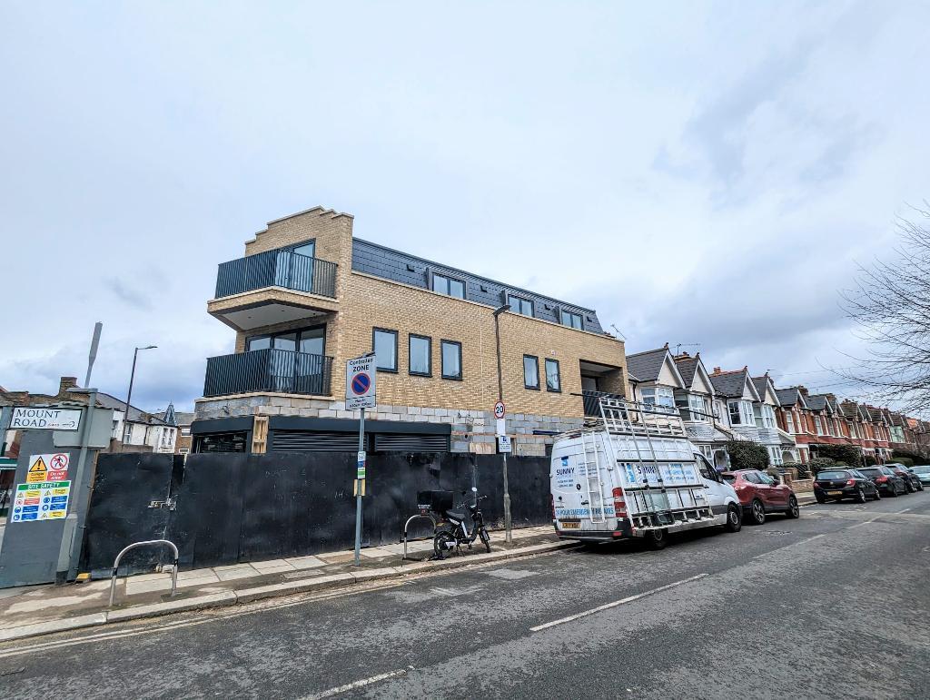 Durnsford Road, Wimbledon Park, London, SW19 8EE 3 bed flat to rent £