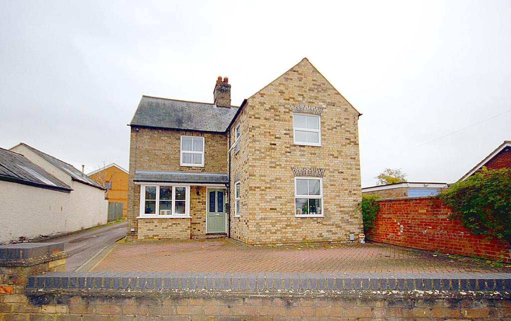 Rook Tree Lane, Stotfold, SG5 4 bed detached house £2,000 pcm (£462 pw)