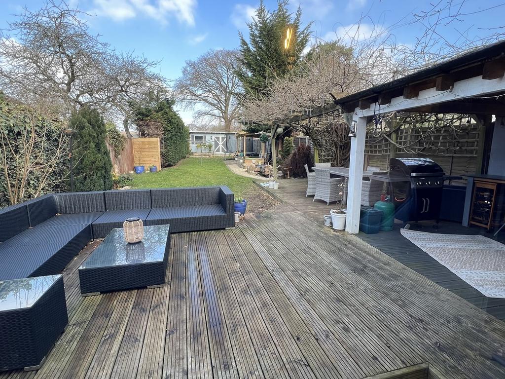 London Road, Thatcham, RG18 5 bed semidetached house £568,000